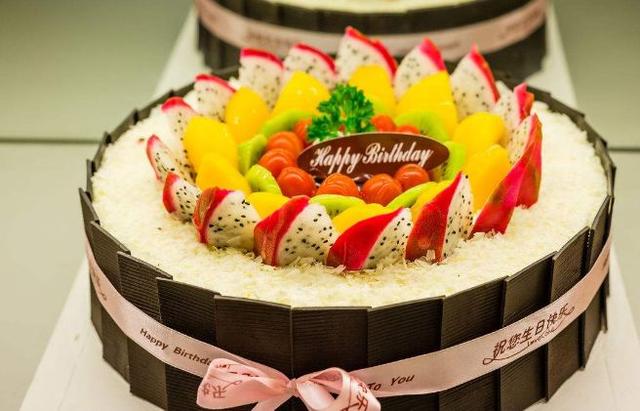 我媽過生日，未婚夫來吃飯，弟弟不停踢我腳，低頭一看，我不嫁了