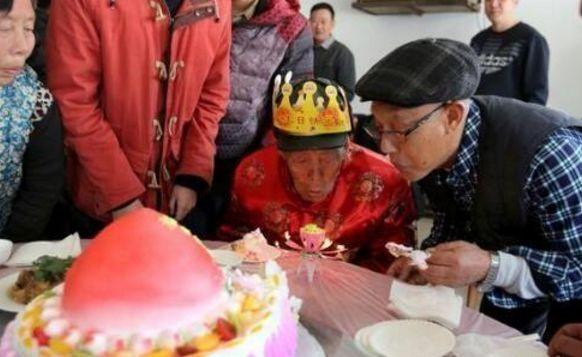 我媽過生日，未婚夫來吃飯，弟弟不停踢我腳，低頭一看，我不嫁了