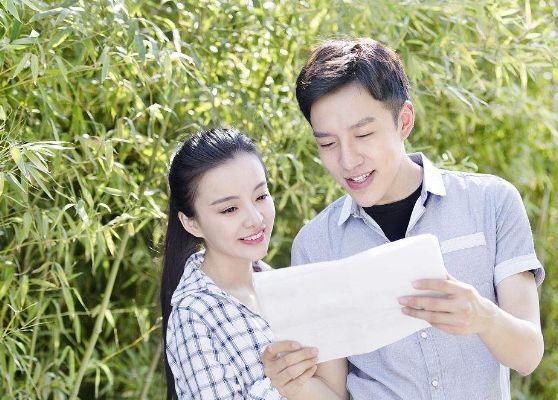 我媽過生日，未婚夫來吃飯，弟弟不停踢我腳，低頭一看，我不嫁了