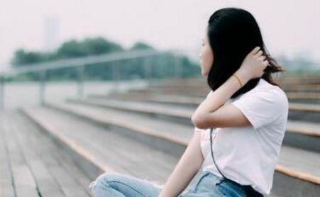 我媽過生日，未婚夫來吃飯，弟弟不停踢我腳，低頭一看，我不嫁了