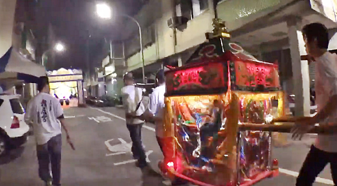 媽祖練轎「突然衝進告別式」停留4分鐘不走　信徒哽咽曝「神明背後用意」全場秒鼻酸　 
