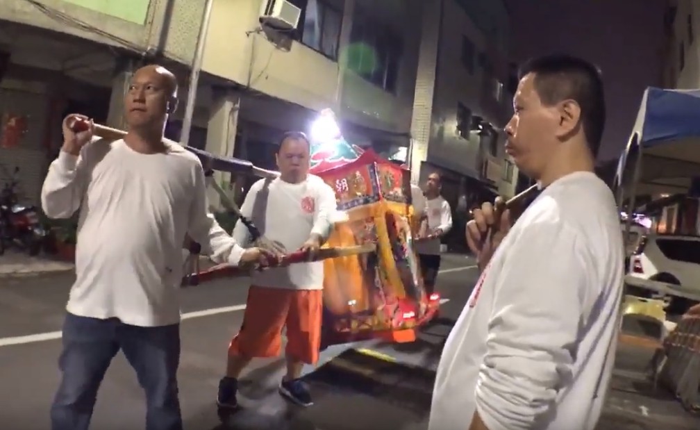 媽祖練轎「突然衝進告別式」停留4分鐘不走　信徒哽咽曝「神明背後用意」全場秒鼻酸　 