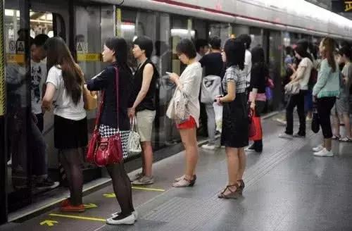 捷運上的國小生: 憑什麼要我讓座? 一番話猶如演講, 在場人沉默