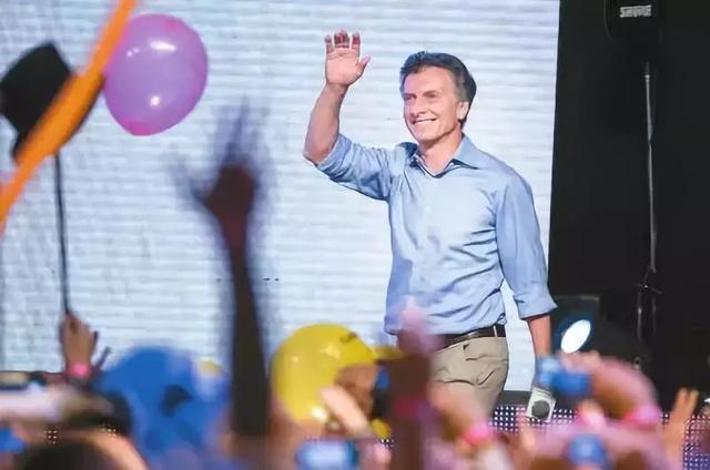 甩身價30億豪門，又嫁130億「最帥總統」35歲離過婚，還帶著孩子的她憑什麼？