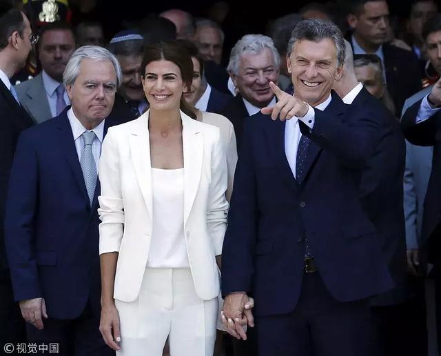 甩身價30億豪門，又嫁130億「最帥總統」35歲離過婚，還帶著孩子的她憑什麼？