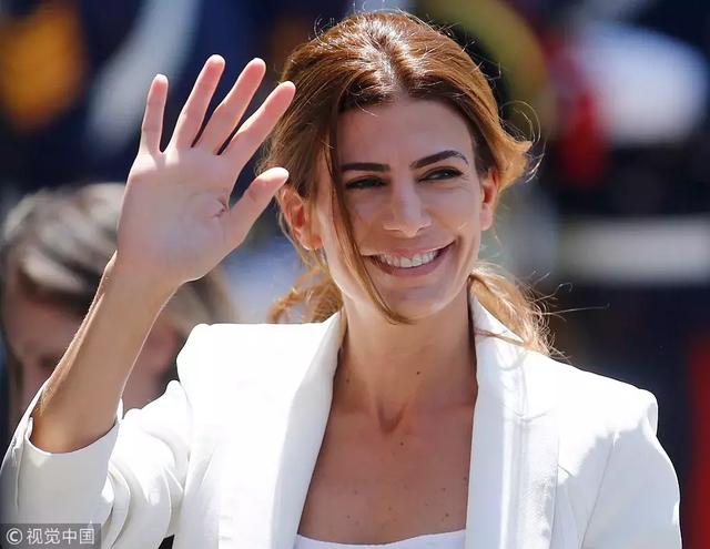 甩身價30億豪門，又嫁130億「最帥總統」35歲離過婚，還帶著孩子的她憑什麼？