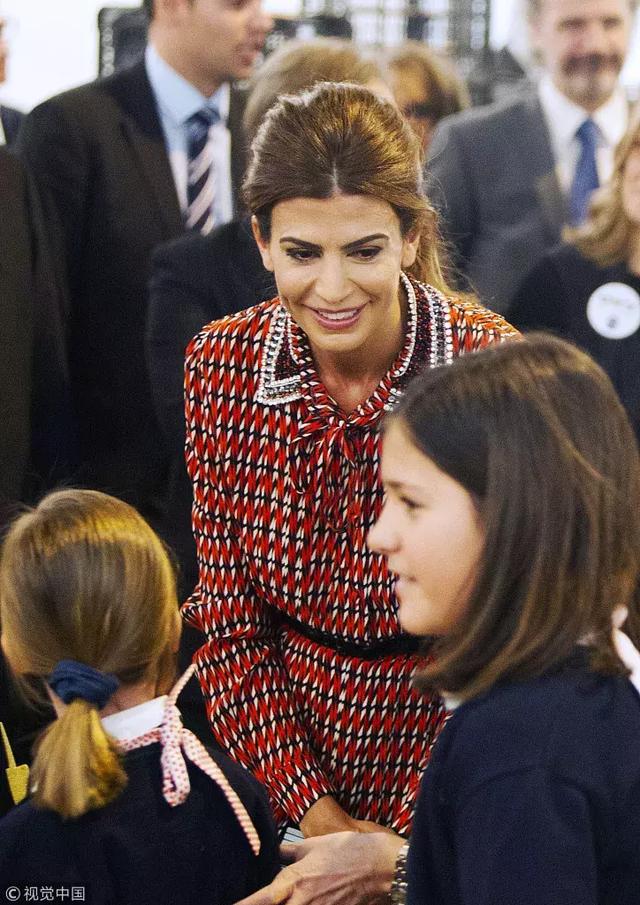 甩身價30億豪門，又嫁130億「最帥總統」35歲離過婚，還帶著孩子的她憑什麼？