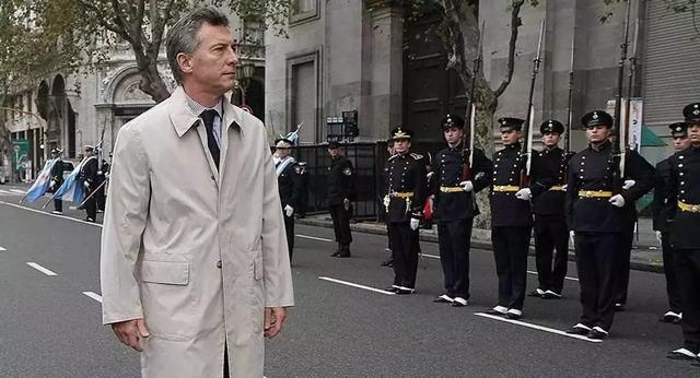 甩身價30億豪門，又嫁130億「最帥總統」35歲離過婚，還帶著孩子的她憑什麼？