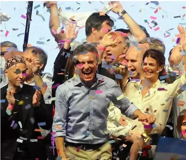 甩身價30億豪門，又嫁130億「最帥總統」35歲離過婚，還帶著孩子的她憑什麼？