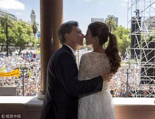 甩身價30億豪門，又嫁130億「最帥總統」35歲離過婚，還帶著孩子的她憑什麼？