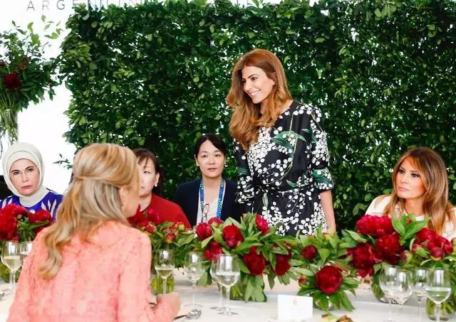 甩身價30億豪門，又嫁130億「最帥總統」35歲離過婚，還帶著孩子的她憑什麼？