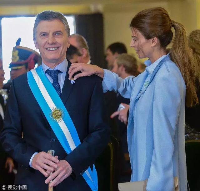 甩身價30億豪門，又嫁130億「最帥總統」35歲離過婚，還帶著孩子的她憑什麼？