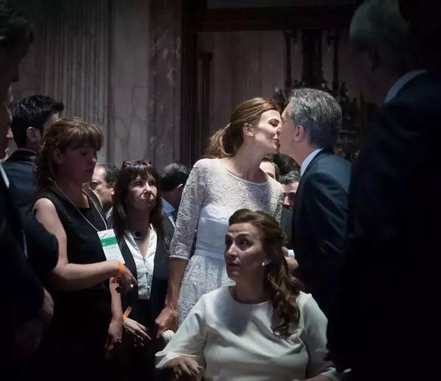 甩身價30億豪門，又嫁130億「最帥總統」35歲離過婚，還帶著孩子的她憑什麼？