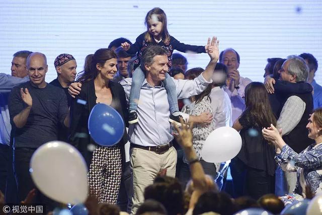 甩身價30億豪門，又嫁130億「最帥總統」35歲離過婚，還帶著孩子的她憑什麼？