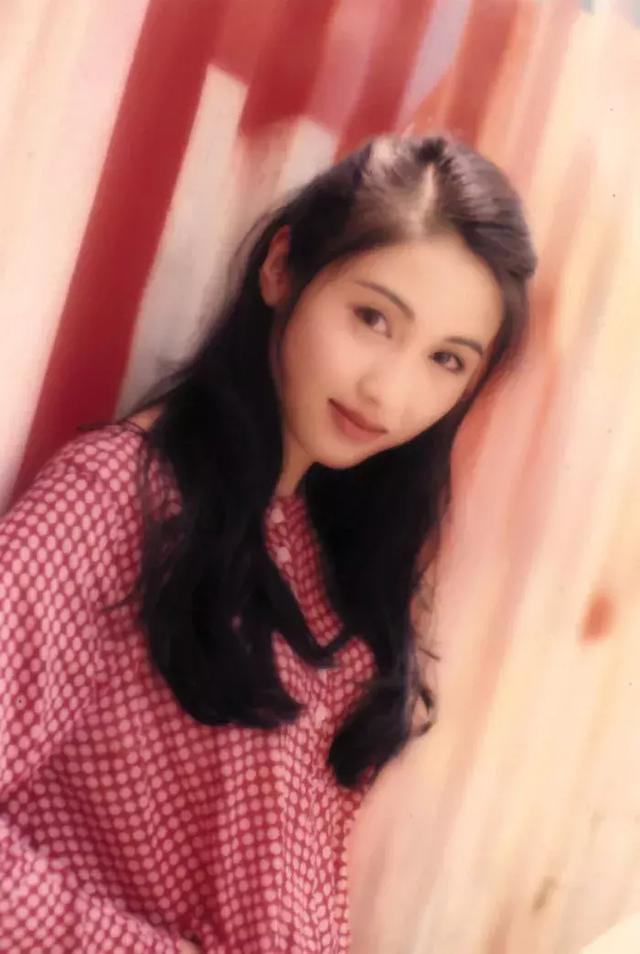 家道中落，親弟無法自理，嫁跛腳富豪！今逆襲成身價10億女總裁，被嘲臉僵的她：先管好你自己！