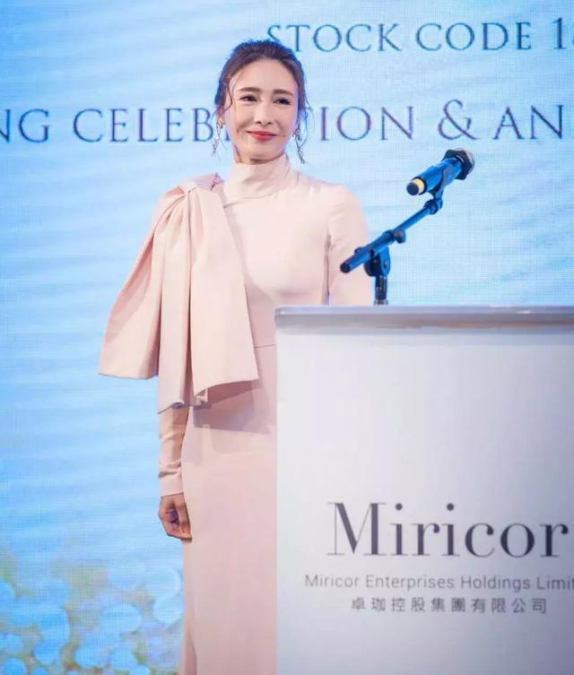 家道中落，親弟無法自理，嫁跛腳富豪！今逆襲成身價10億女總裁，被嘲臉僵的她：先管好你自己！