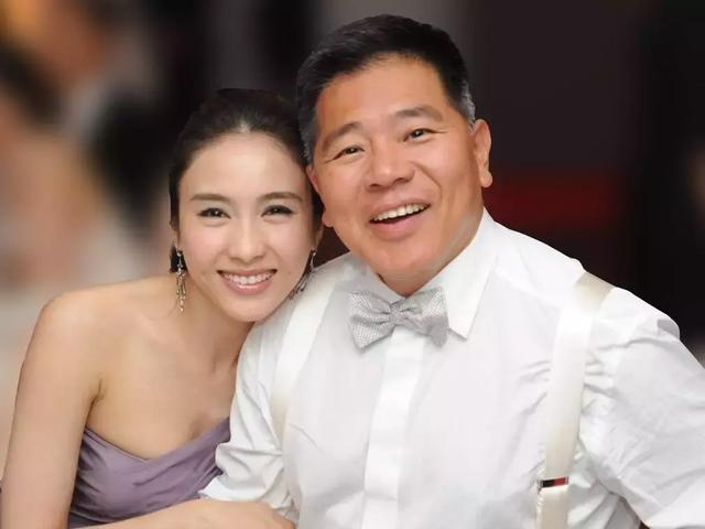 家道中落，親弟無法自理，嫁跛腳富豪！今逆襲成身價10億女總裁，被嘲臉僵的她：先管好你自己！