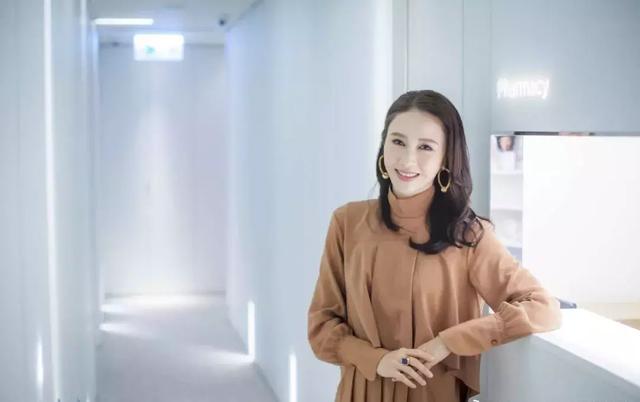 家道中落，親弟無法自理，嫁跛腳富豪！今逆襲成身價10億女總裁，被嘲臉僵的她：先管好你自己！