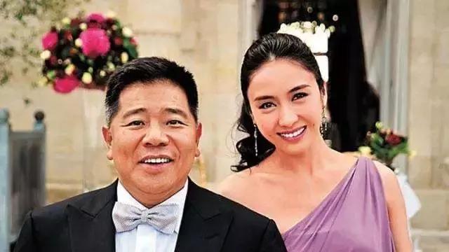 家道中落，親弟無法自理，嫁跛腳富豪！今逆襲成身價10億女總裁，被嘲臉僵的她：先管好你自己！