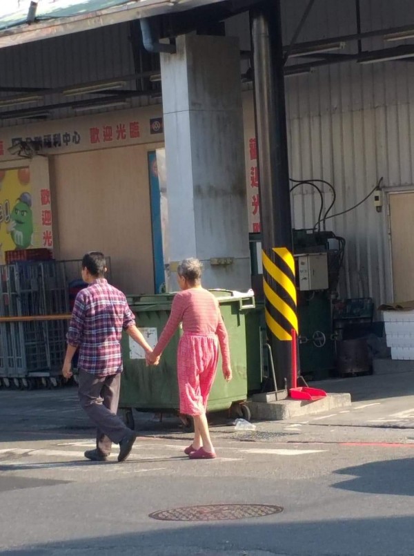南投孝子天天牽88歲母散步！ 媽媽失智他溫柔提醒「我是你兒子」　多年甘之如飴「一天最幸福時光」