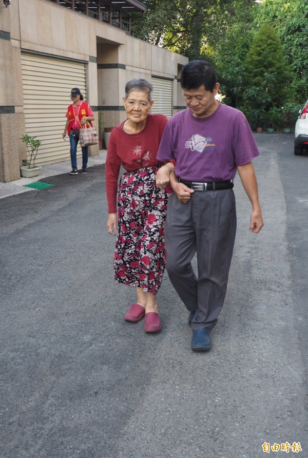 南投孝子天天牽88歲母散步！ 媽媽失智他溫柔提醒「我是你兒子」　多年甘之如飴「一天最幸福時光」