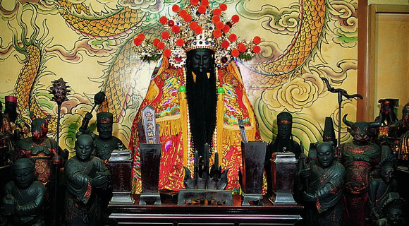 嗆神明！她感情不順「指著城隍廟」：有種就找我！　七爺半夜找上門「男友直接提分手」