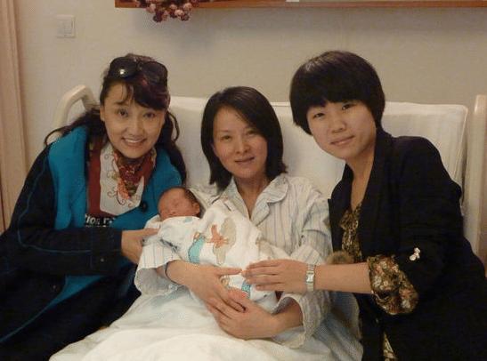 為拍戲不生孩子!「大11歲老公」全心支持無怨言 終於「41歲高齡得子」如今一家三口甜蜜