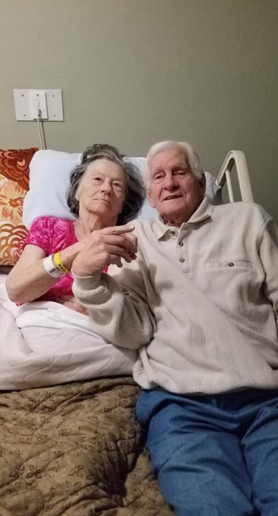 63年前的遺憾！84歲爺爺單膝下跪深情問「願意嫁給我嗎」  全網淚崩：這枚戒指是愛情的證人