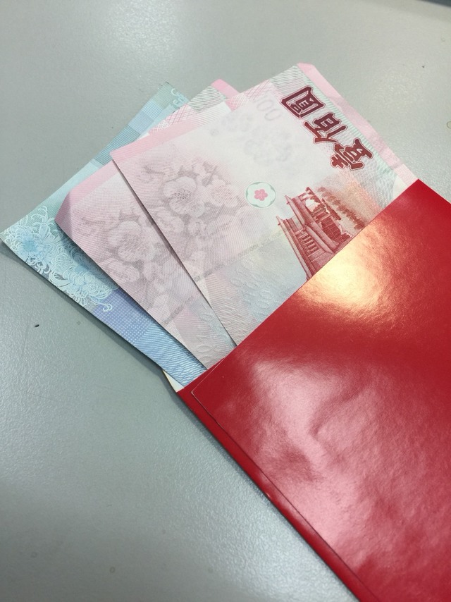 手機掉了隔天「9旬爺撿到送警局」！她登門致謝卻「被他的舉動惹哭」  淚嘆：愛不及時會後悔