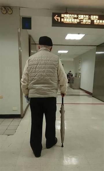 手機掉了隔天「9旬爺撿到送警局」！她登門致謝卻「被他的舉動惹哭」  淚嘆：愛不及時會後悔