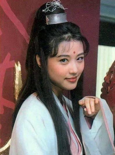 25年後改演滅絕師太！「最美周芷若」周海媚年過半百仍美翻   劇照一出網友愣住：比女主還美