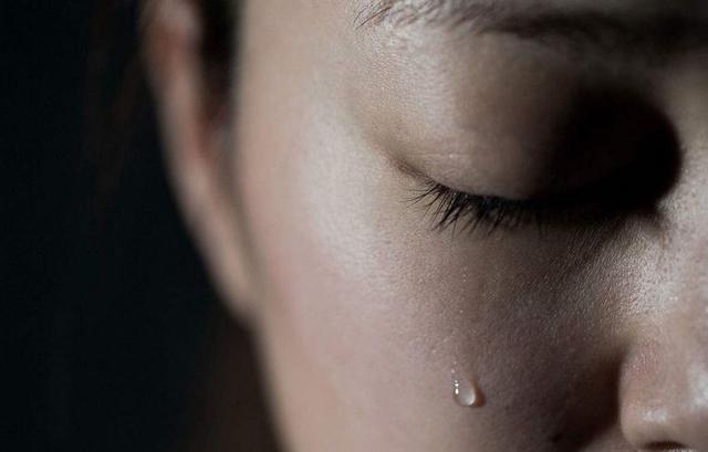 老婆5年前走了！女兒男同學卻「指著老婆照片喊媽媽」　我心裡一驚：找了「妳」很多年
