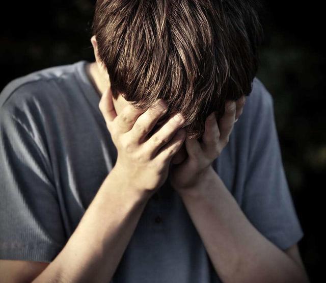 老婆5年前走了！女兒男同學卻「指著老婆照片喊媽媽」　我心裡一驚：找了「妳」很多年