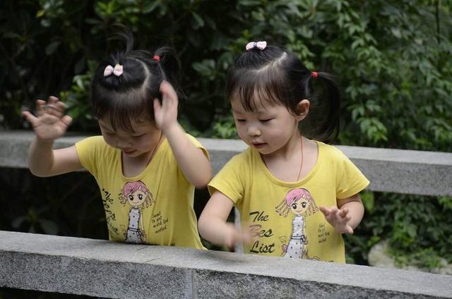 老婆5年前走了！女兒男同學卻「指著老婆照片喊媽媽」　我心裡一驚：找了「妳」很多年