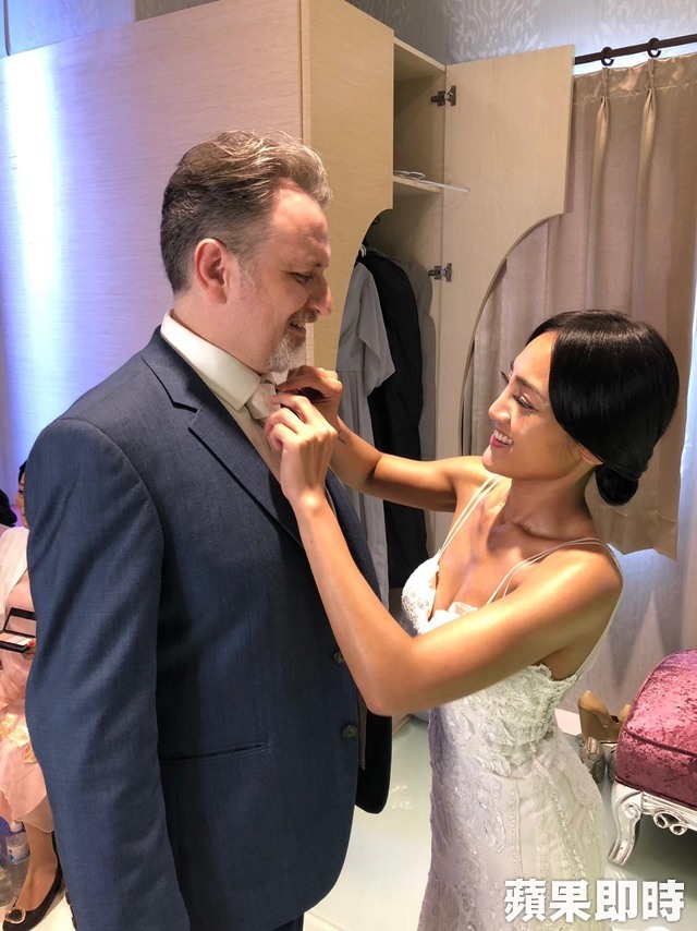 2年結3次婚！星光幫葉瑋庭「喜嫁大18歲洋老公」牽爸手走紅毯　她下秒笑喊：「本來不想嫁給他」