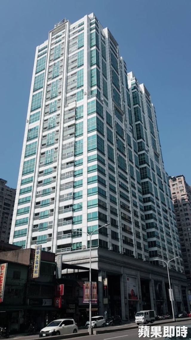 婚變2年破冰!外遇夫住院「柯以柔主動私訊他」 她違規駕駛「返回4000萬元新家」過單親生活