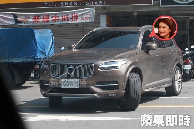 婚變2年破冰!外遇夫住院「柯以柔主動私訊他」 她違規駕駛「返回4000萬元新家」過單親生活