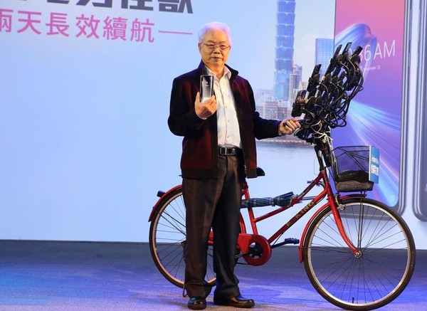 另類台灣之光!70歲阿伯「23支手機抓寶可夢」紅到幫華碩站台 網曝「他身分超級狂」全甘拜下風
