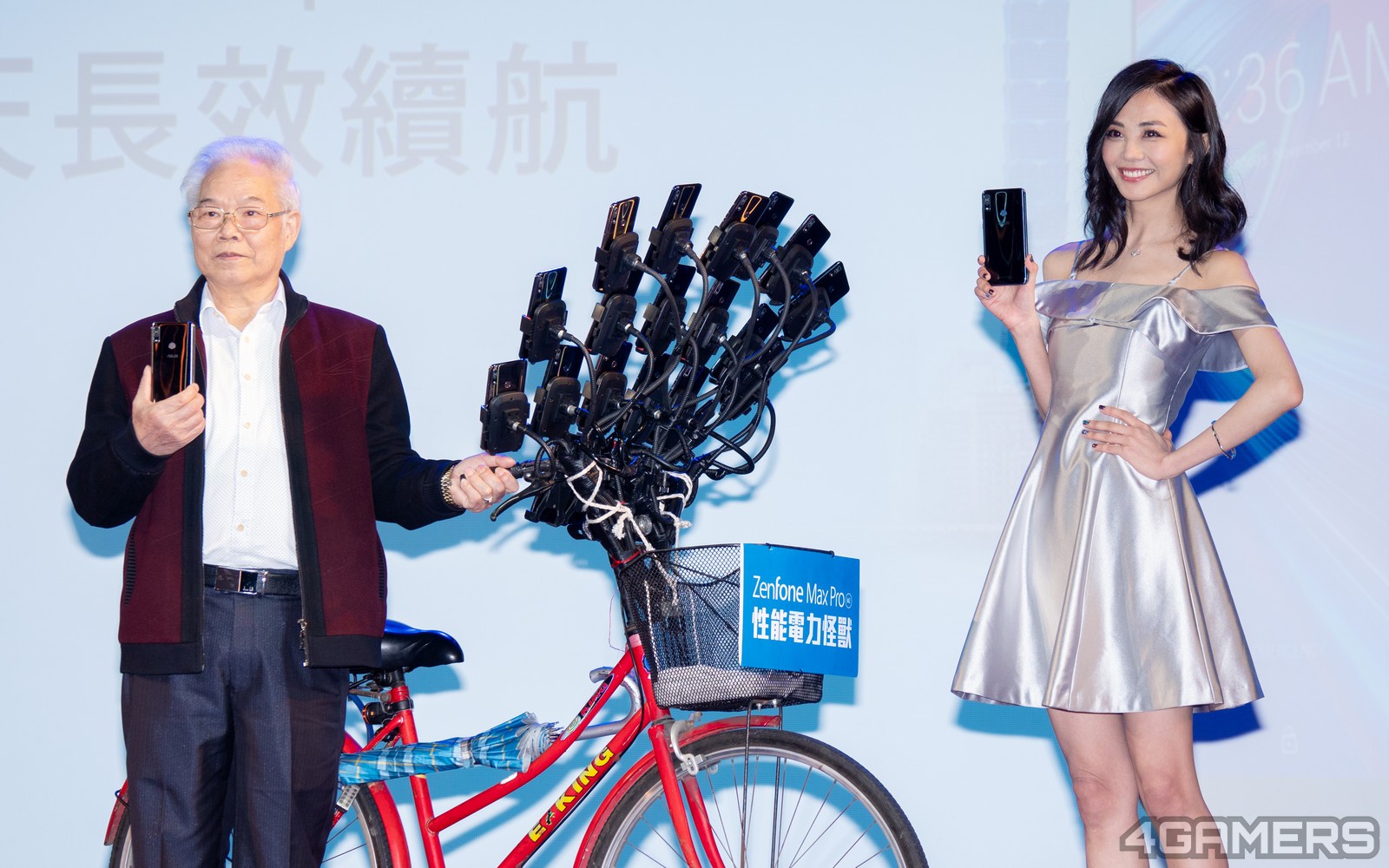 另類台灣之光!70歲阿伯「23支手機抓寶可夢」紅到幫華碩站台 網曝「他身分超級狂」全甘拜下風