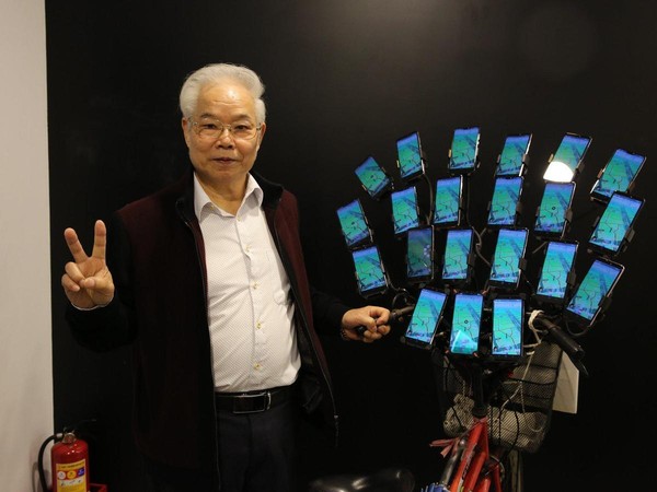 另類台灣之光!70歲阿伯「23支手機抓寶可夢」紅到幫華碩站台 網曝「他身分超級狂」全甘拜下風