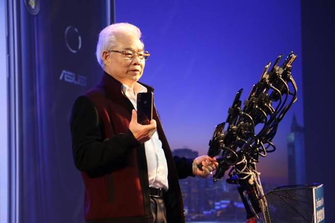 另類台灣之光!70歲阿伯「23支手機抓寶可夢」紅到幫華碩站台 網曝「他身分超級狂」全甘拜下風