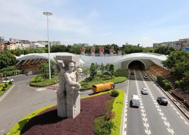 海裡全是水，海底隧道是怎樣修建的？看完感歎：工程太偉大了