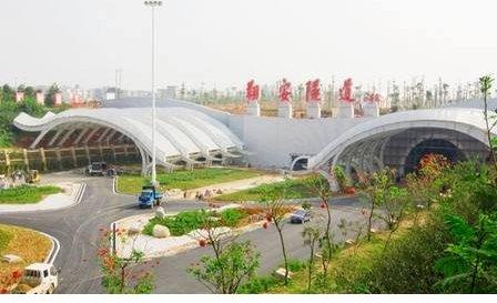海裡全是水，海底隧道是怎樣修建的？看完感歎：工程太偉大了