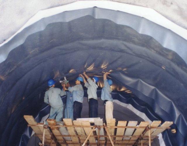 海裡全是水，海底隧道是怎樣修建的？看完感歎：工程太偉大了