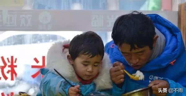 女兒別哭喔！單親父遭妻拋棄「獨養2歲女」　跟著四處奔波他心疼：抱著愛女送外賣