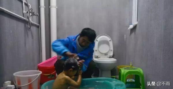 女兒別哭喔！單親父遭妻拋棄「獨養2歲女」　跟著四處奔波他心疼：抱著愛女送外賣