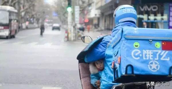 女兒別哭喔！單親父遭妻拋棄「獨養2歲女」　跟著四處奔波他心疼：抱著愛女送外賣