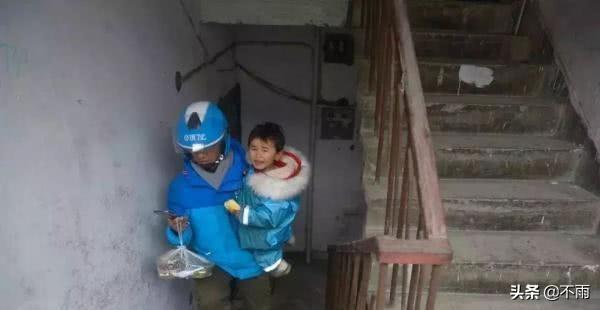 女兒別哭喔！單親父遭妻拋棄「獨養2歲女」　跟著四處奔波他心疼：抱著愛女送外賣