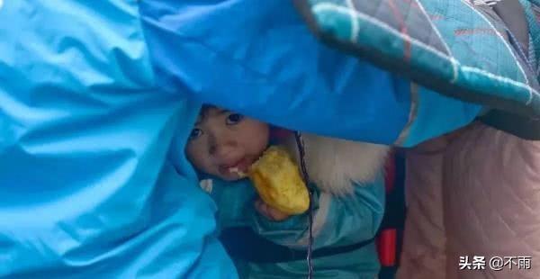 女兒別哭喔！單親父遭妻拋棄「獨養2歲女」　跟著四處奔波他心疼：抱著愛女送外賣