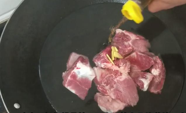 排骨加上2個蘋果，簡單一做，清香美味，出鍋後小孩一直吃不停